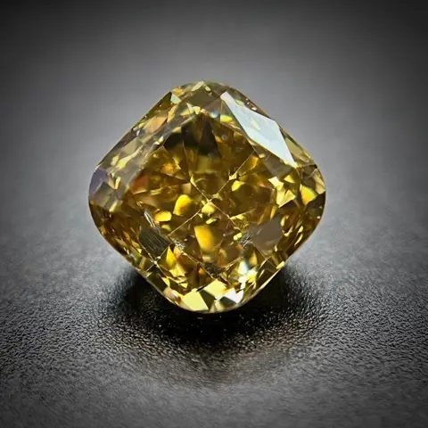 1 pcs Diamant - 0.69 ct - Cushion - fancy deep brownish