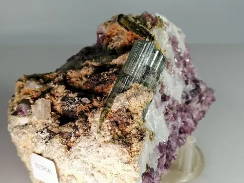 Groep groene toermalijn met lepidoliet - 10×7×5 cm - 300 g