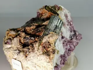 Groep groene toermalijn met lepidoliet - 10×7×5 cm - 300 g
