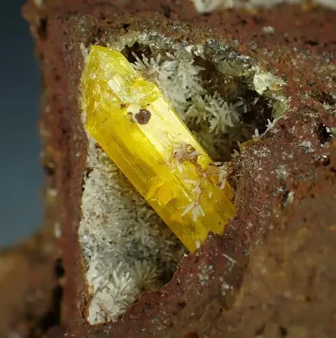 Zeldzame legrandiet met fluorescerend Smithsoniet