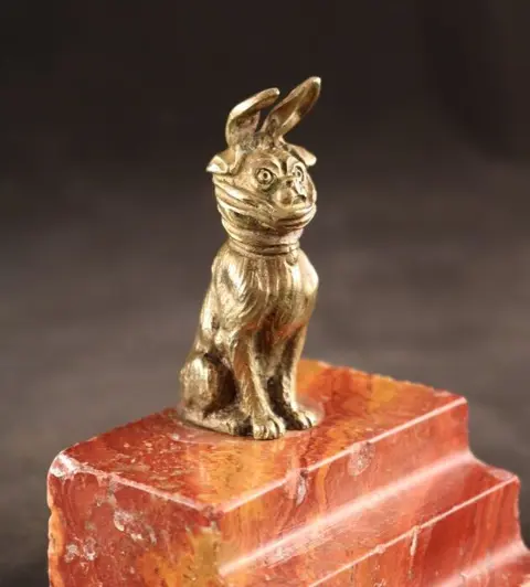 Bronzen beeldje zielige hond