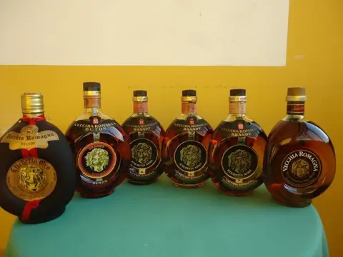 Vecchia Romagna Buton - Etichetta Oro &amp; Etichetta Nera