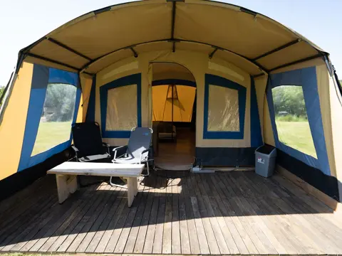 In de kampeertent genieten van rust ruimte en privacy