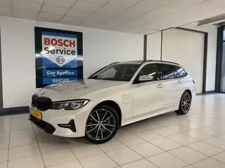 BMW 3 Serie Touring 320e Sportline Panoramadak / Led verlichting / Carplay/ Wit metallic /