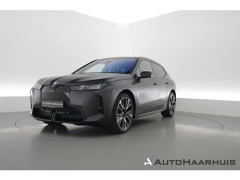 BMW iX xDrive45 101 kWh M Sport Pro | Rijklaar! | Pano+Sfeerv. | Frozen Deep Grey | Active Steering 