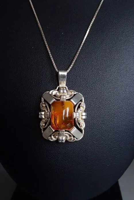 Art Deco hanger met Amber - Hanger met Ketting (1)