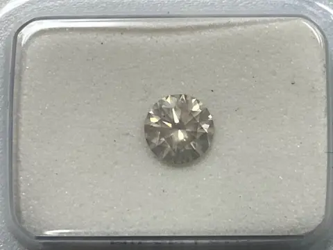 1 pcs Diamant - 0.59 ct - Rond - No reserve price , light