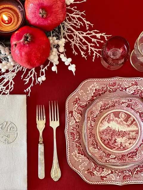 Tafelkleed voor grote tafels, met een elegante intens rode