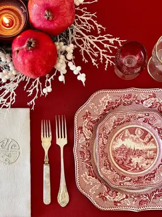 Tafelkleed voor grote tafels, met een elegante intens rode