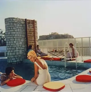 Slim Aarons (1916-2006) - Penthouse Pool