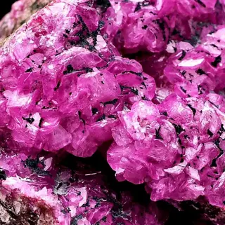Prachtig intens fuchsia Kobalt Dolomiet en groene kolweziet