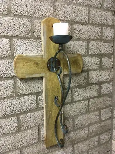 Wandkandelaar , lantaarn van een kruis en hout , kruis