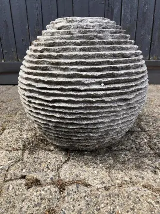 Water ornament , waterbol graniet