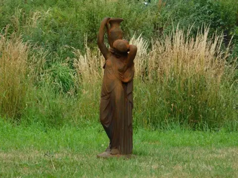 Tuinbeeld , waterkruik , water