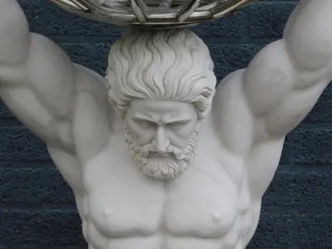 Marmeren sculptuur ,atlas met de wereld bol
