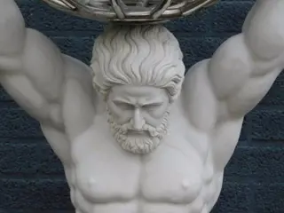 Marmeren sculptuur ,atlas met de wereld bol