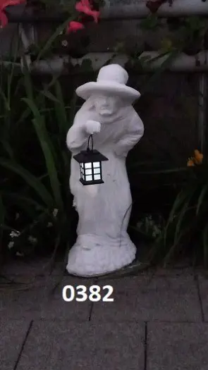 Heks met lantaarn licht houder is op zonnen energie