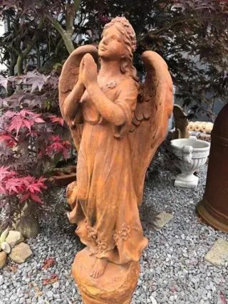 Tuinbeeld van een engel ,geborgenheid