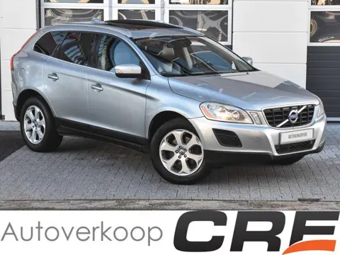 Volvo XC60 3.2 AWD Momentum automaat / zwart leer / panoramadak / trekhaak / cruise control / 4 elek