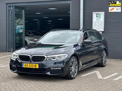 BMW 5-serie Touring 520i High Executive/M-PAKKET/2E EIG/PANO-DAK/CARPLAAY/NL-AUTO NAP!!