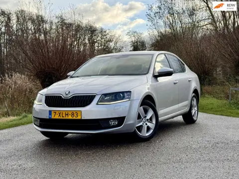 Skoda Octavia 1.2 TSI Greentech Elegance Businessline 5DRS NAVI KEYLES ECC STOELVERWARMING NAP GOED 