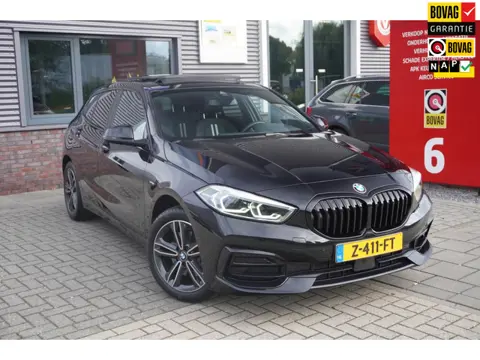 BMW 1-serie 118i / Pano / Apple Carplay / Parkeercamera / Sportstuur / Stoelverwarming / Sfeerverlic
