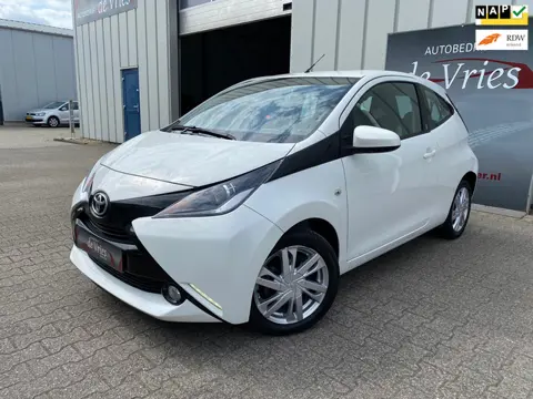 Toyota Aygo 1.0 VVT-i x-play Airco / Camera / Stoelverw. / Elektr.pakket / Led / LMV