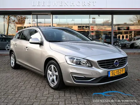 Volvo V60 2.0 T3 Momentum, climate, cruise, navi, trekhaak 1.600 kg