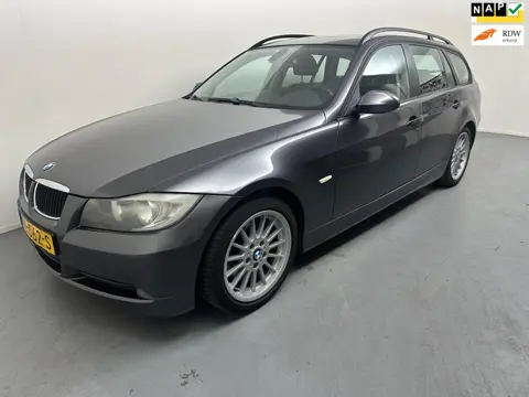 BMW 3-serie Touring 320i Touring # Automaat # Pano # Leder # Trekhaak # Clima