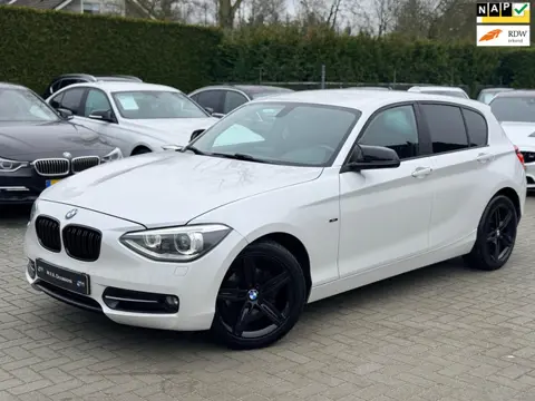 BMW 1-serie 114i Upgrade Edition Sport|Nieuwe Ketting + Klepseals|Navigatie|Leder|Airco|Cruise contr