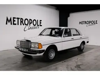 Mercedes-Benz 200-serie 230 Automaat . Schuifdak. In het klassiek wit(737). 1977 M0309