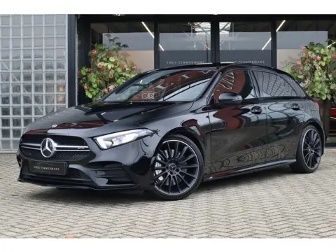 Mercedes-Benz A-Klasse 35 AMG 4MATIC | Night-pakket, Panoramadak, Stoelverwarming, Achteruitrijcamer