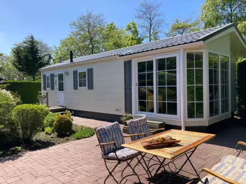 Smaakvol ingericht chalet met tuin en veel privacy bij De Koog