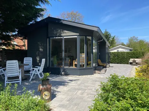 Lekker ruim chalet op klein park bij De Koog