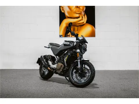 Husqvarna Svartpilen 401 Veel extra's nw prijs € 7600,00