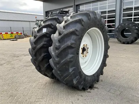 Pirelli 520/70 R38 op velg