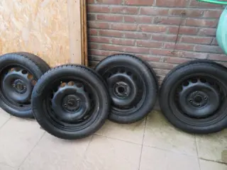 Te koop autobanden met wieldoppen