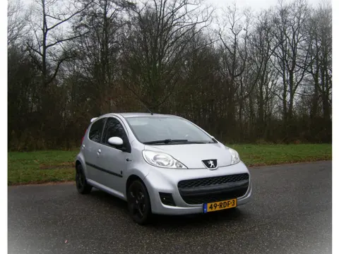 Peugeot 107 1.0-12V XR . 5 Drs . Sport . LMV . Airco . Groot navigatie scherm . enz