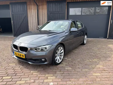 BMW 3-serie 330e,HYBRIDE, LEER ,NAVI ,TREKHAAK, DUBBELSET WIELEN MET NW WINTERBANDEN.