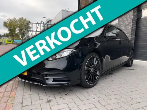 Mercedes-Benz A-klasse 180 d/AMG/Camera/Sfeer verlichting/Head up/zwarte hemel/Vol opties