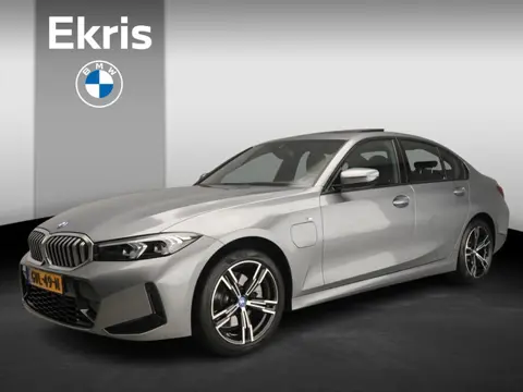 BMW 3 Serie Sedan 320e | M-Sportpakket | LED | Navigatie | Schuifdak | Sportstoelen | Shadow line | 