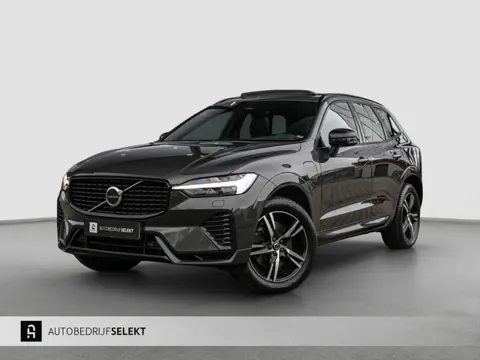 Volvo XC60 2.0 T8 AWD R-Design Long Range | Pano | Trekhaak | Facelift | Pine Grey | Harman Kardon |