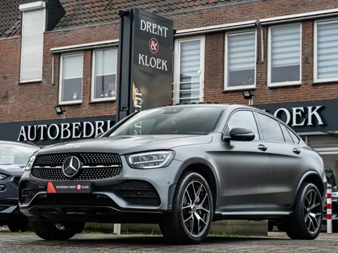 Mercedes-Benz GLC Coupé 300e 4MATIC Premium Plus PANO TREKHAAK 360 CAMERA NIGHT PAKKET TREEPLANKEN E