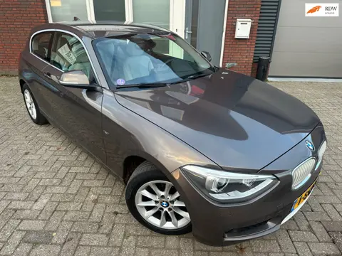 BMW 1-serie 116i Business+ / Leder / Navi / PDC / Stoelverwarming
