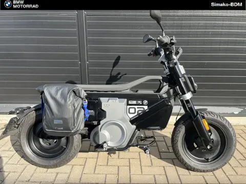 BMW CE 02 Cosmic black (bj 2025, automaat)