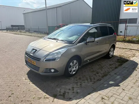 Peugeot 5008 1.6 THP Style 5p. Pano Pdc Voor En Achter Navi Mist Lampen Voor Cruise Nette Auto