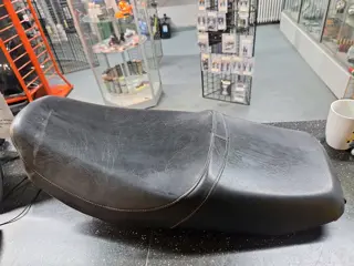 Honda CB650SC(RC13) Zadel ME5