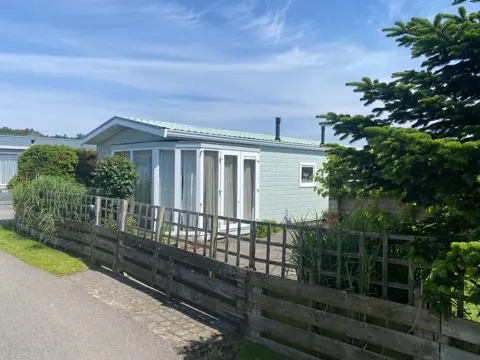 Familie chalet op een park aan de rand van het bos en zee