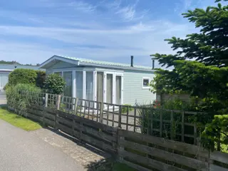 Familie chalet op een park aan de rand van het bos en zee