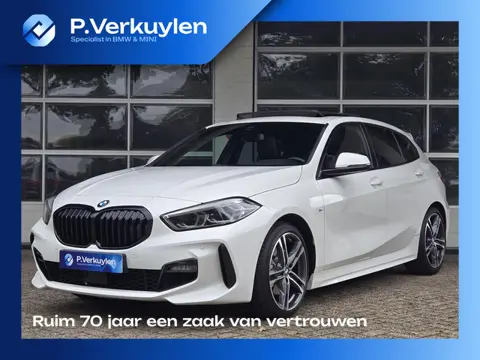 BMW 1-serie 118i High M SPORT | PANORAMA | CAMERA | LEDER | SPORTSTOELEN | 18 INCH LM VELGEN | TREKH